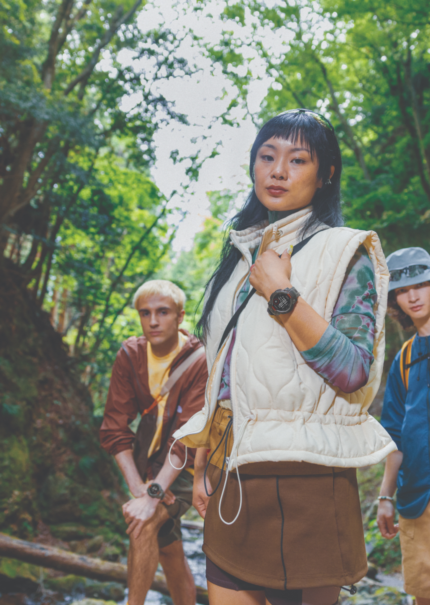 vrouw draagt garmin horloge om de pols