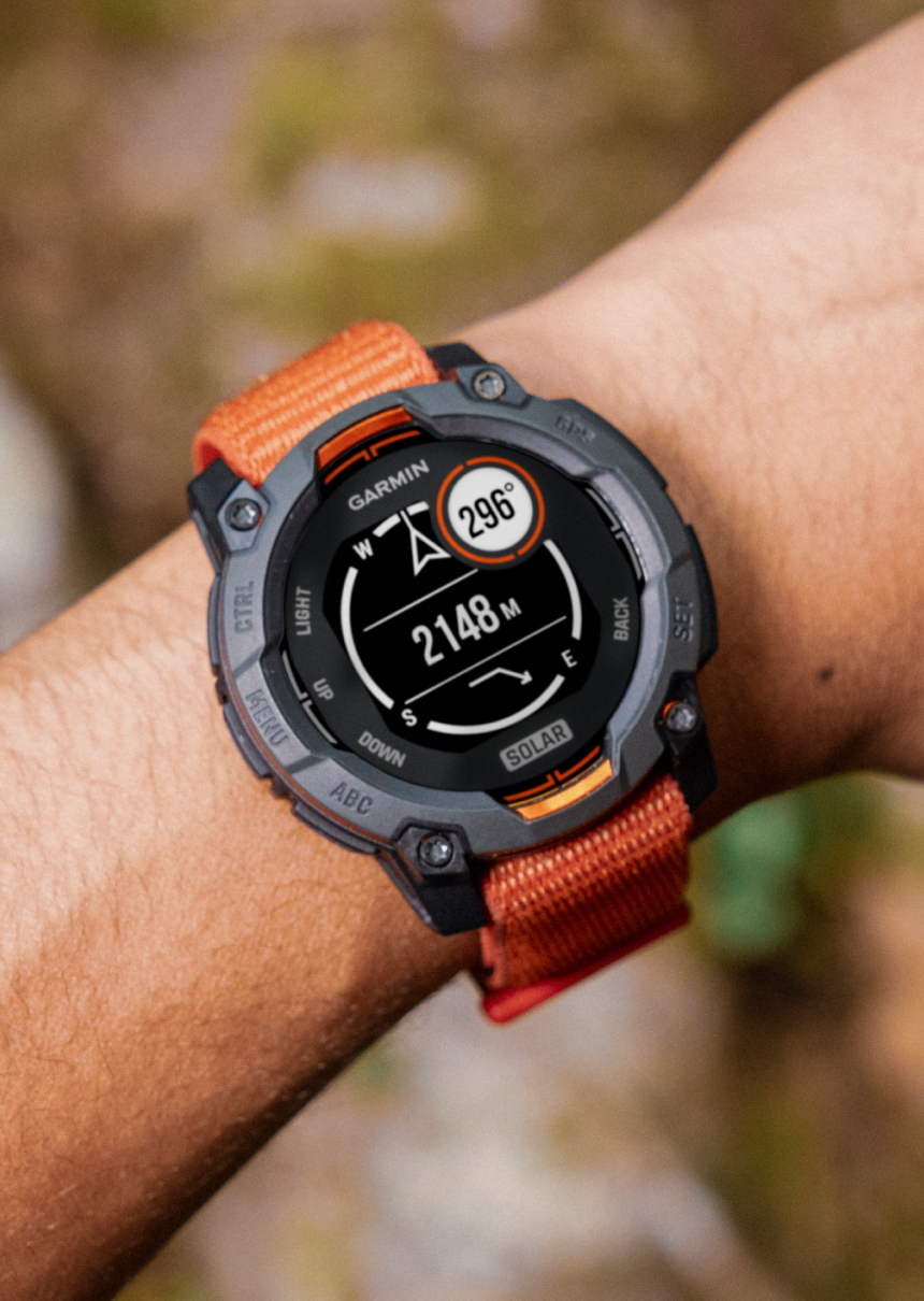 oranje garmin horloge om de pols