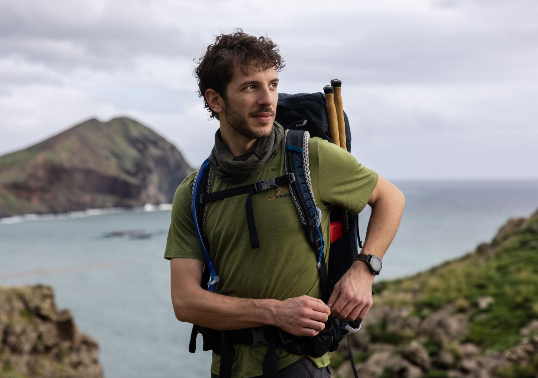 man is klaar voor wandeltocht