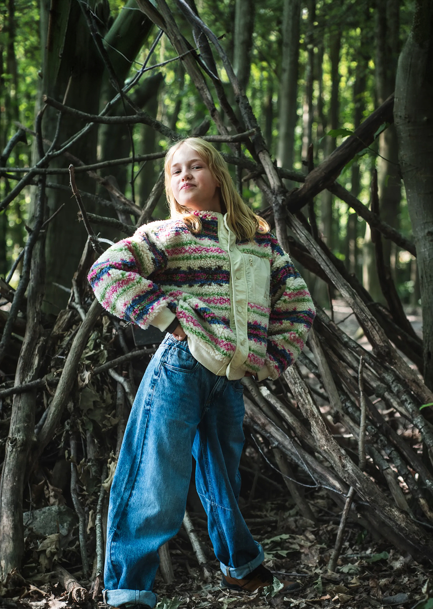 meisje met fleece aan in het bos
