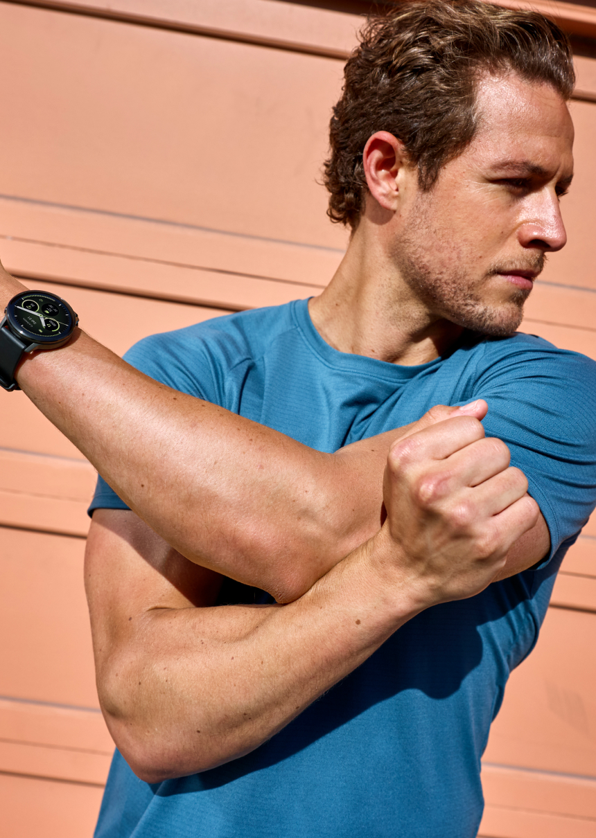 man draagt garmin horloge