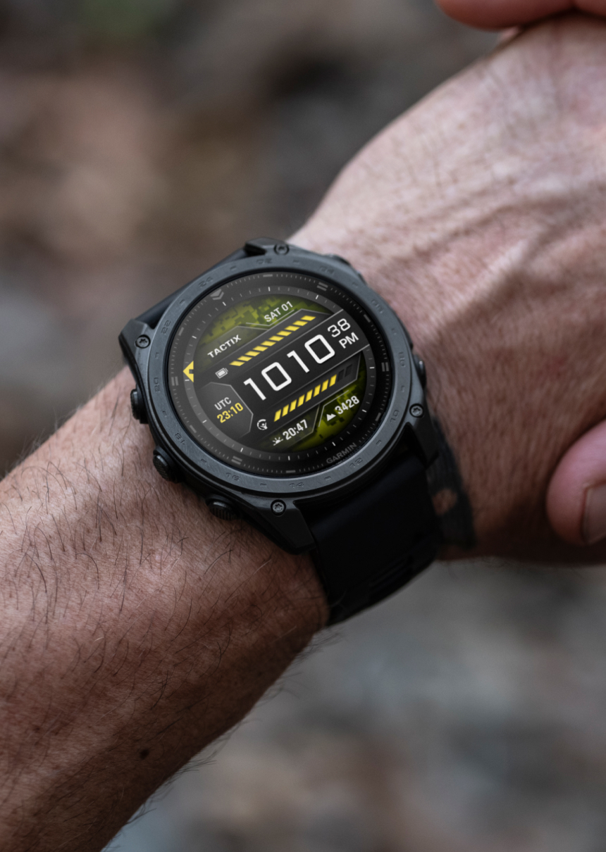 man draagt garmin horloge