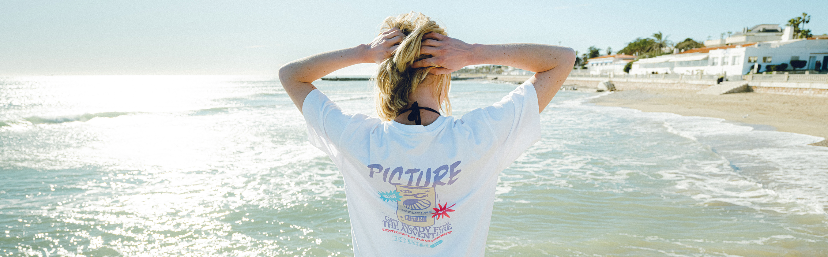 camper in het bos met kampeerders ervoor