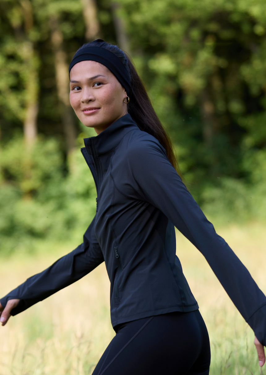 vrouw in sportkleding met sportieve houding