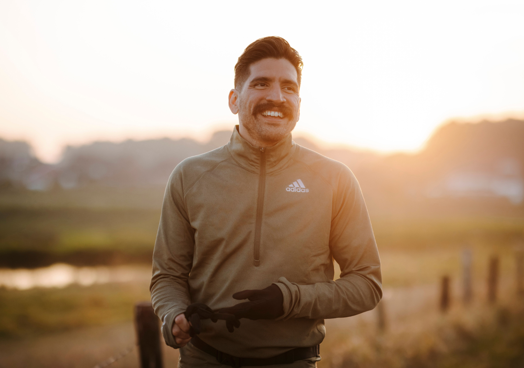 man staat sportief in beeld