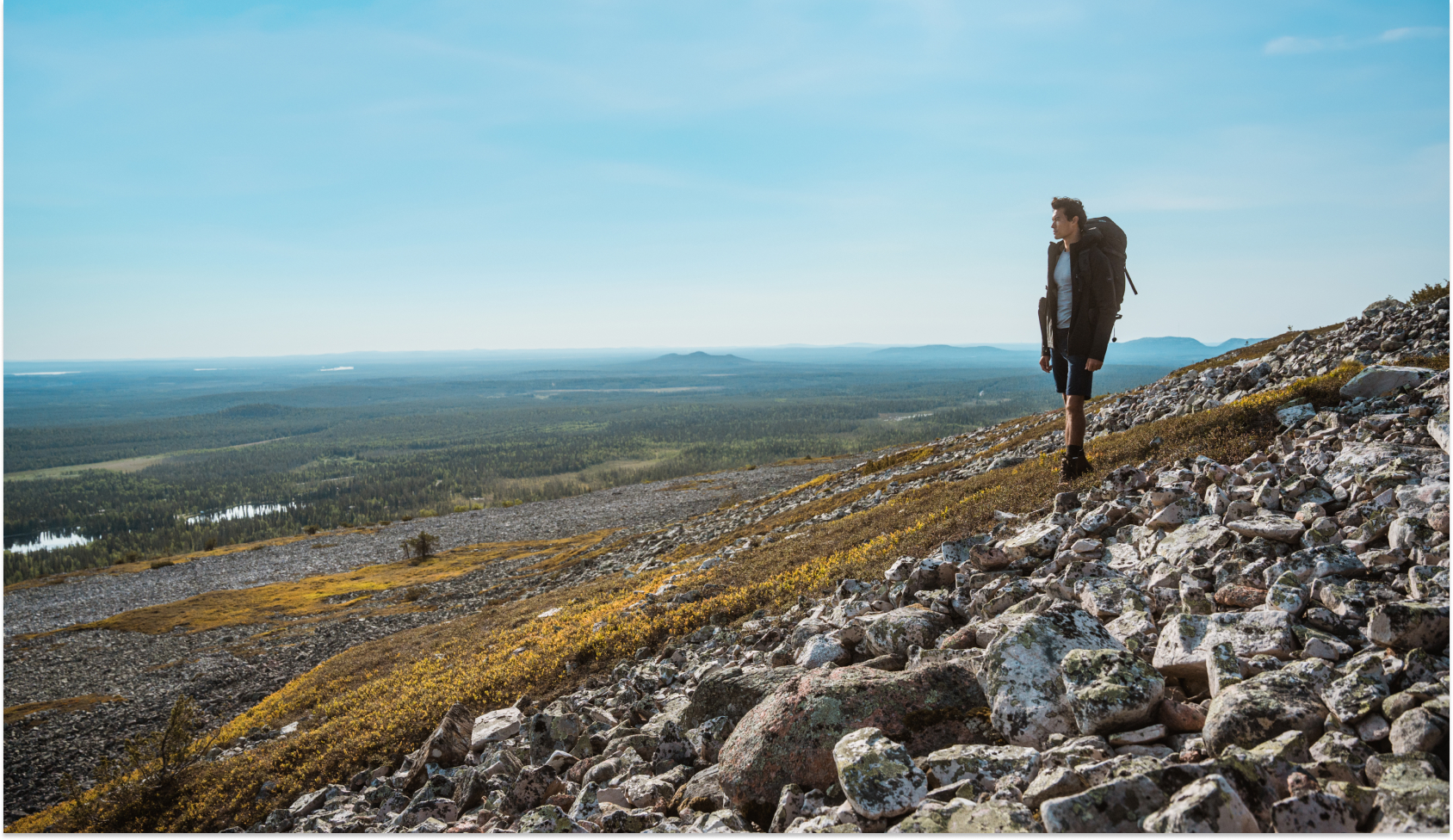 man is in natuur aan wandelen