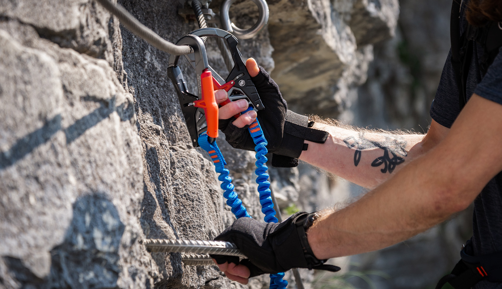 man clipt in bij via ferrata route 