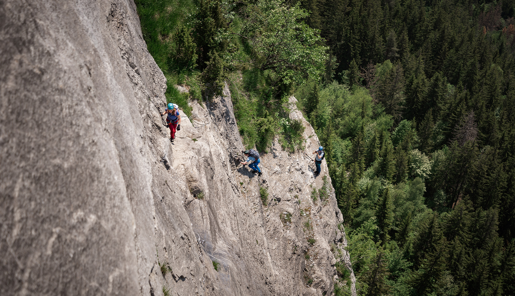 groep mensen beoefent via ferrata