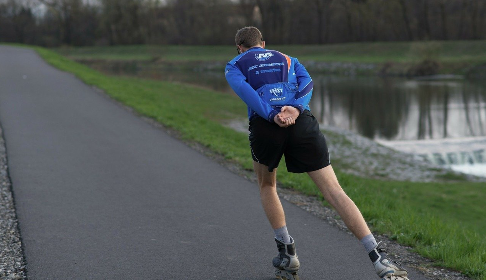 man skeelert op asfalt baan