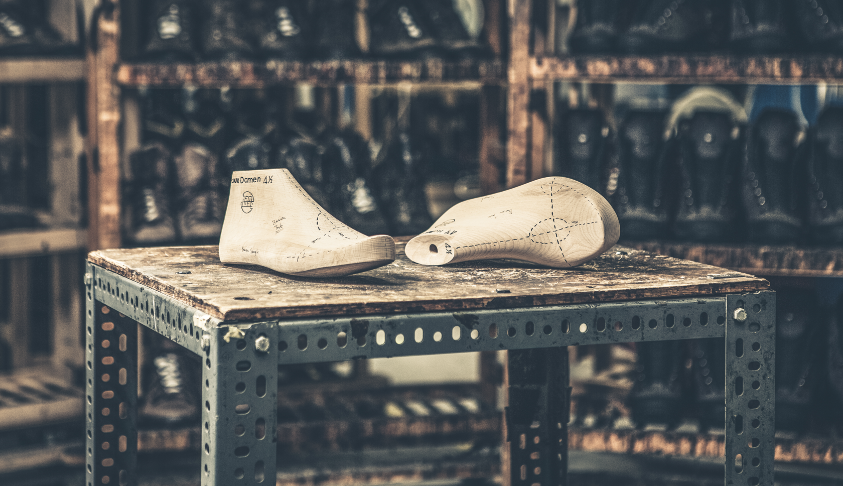 twee kunststof voetjes op een werktafel