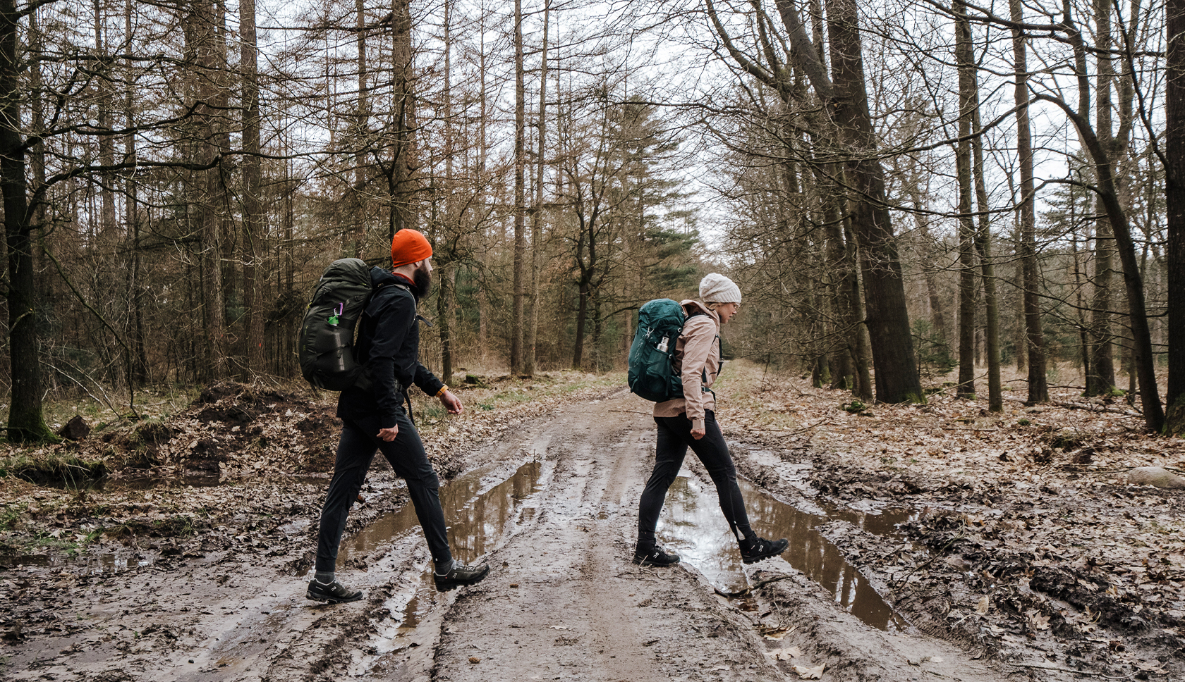 sanne en jacob-jan wandelen over modderig pad