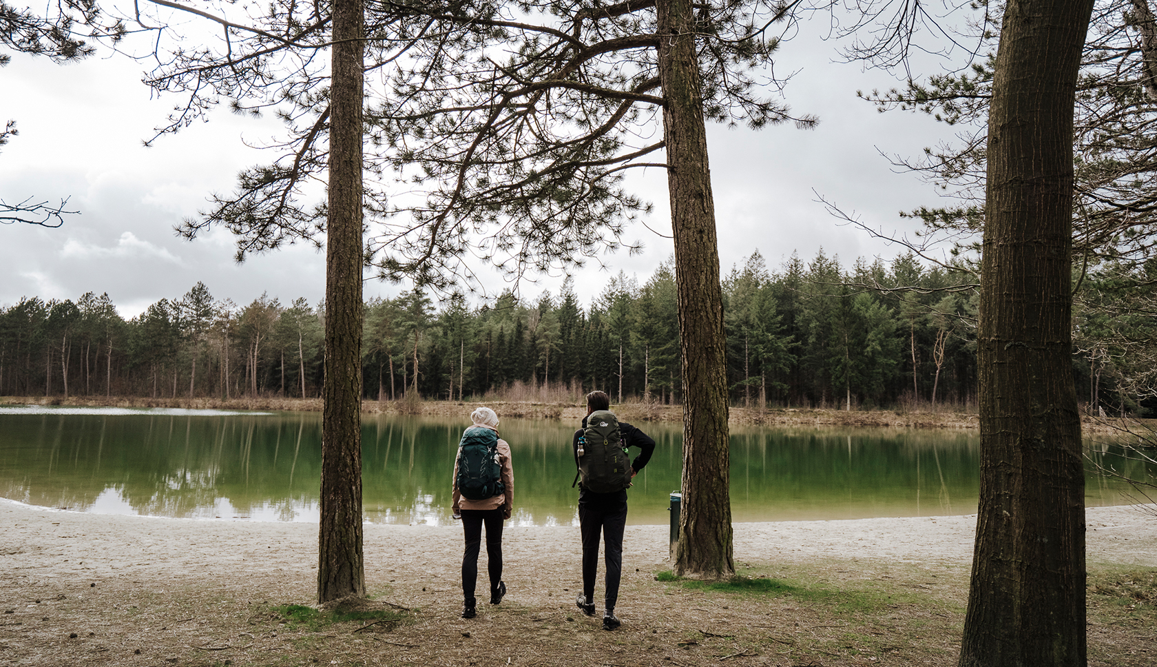 sanne en jacob-jan wandelen richting een meer