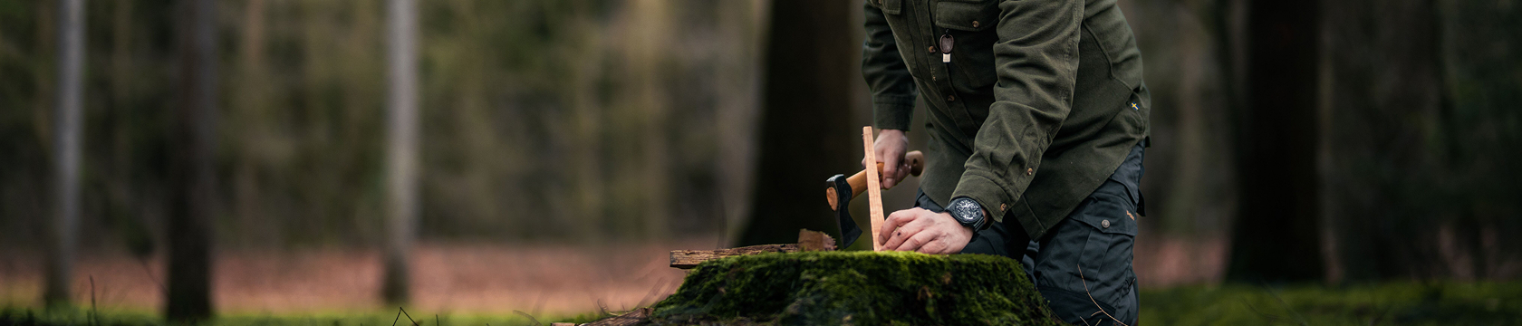 bushcrafter hakt hout