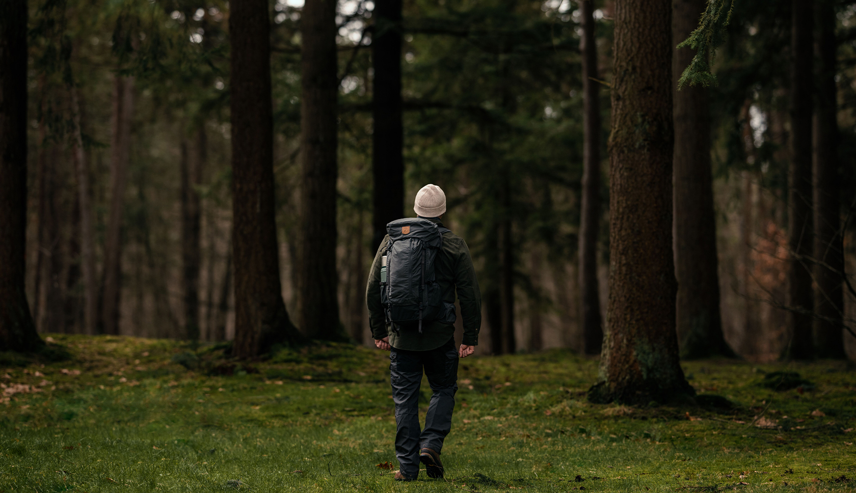 bushcrafter in het bos