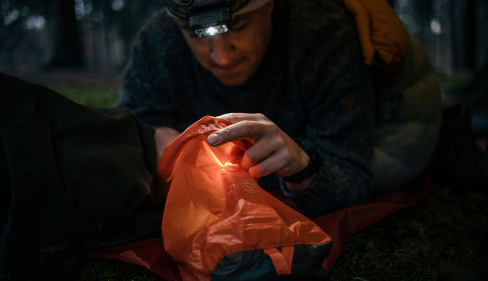 bushcrafter op zoek in tas