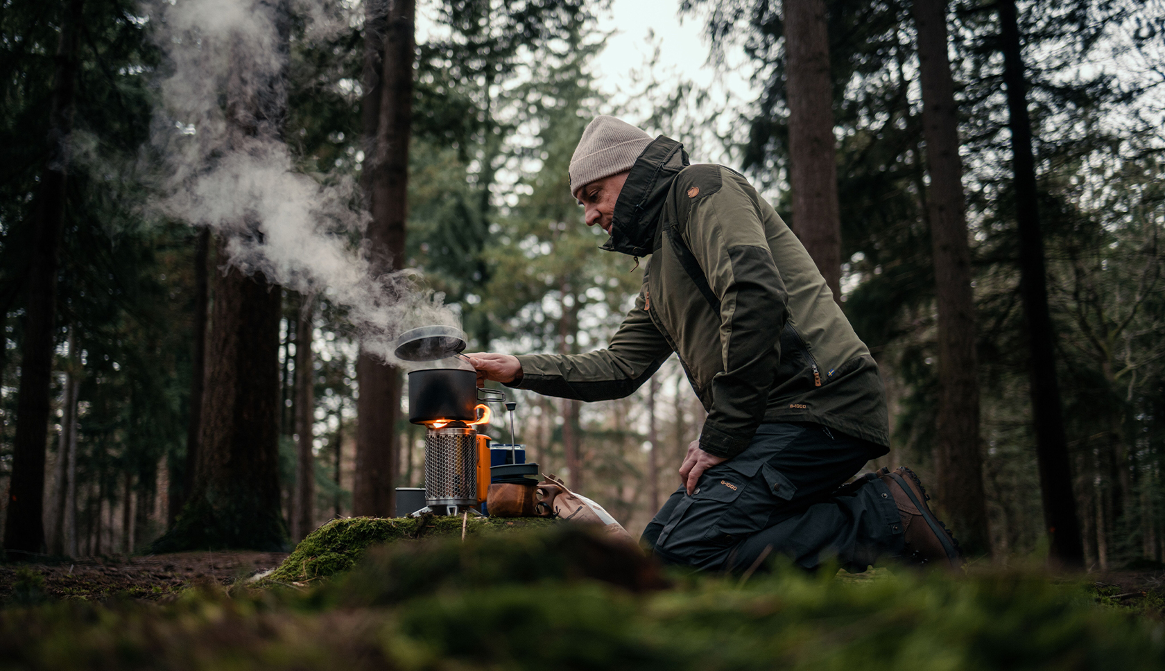 bushcrafter aan het koken