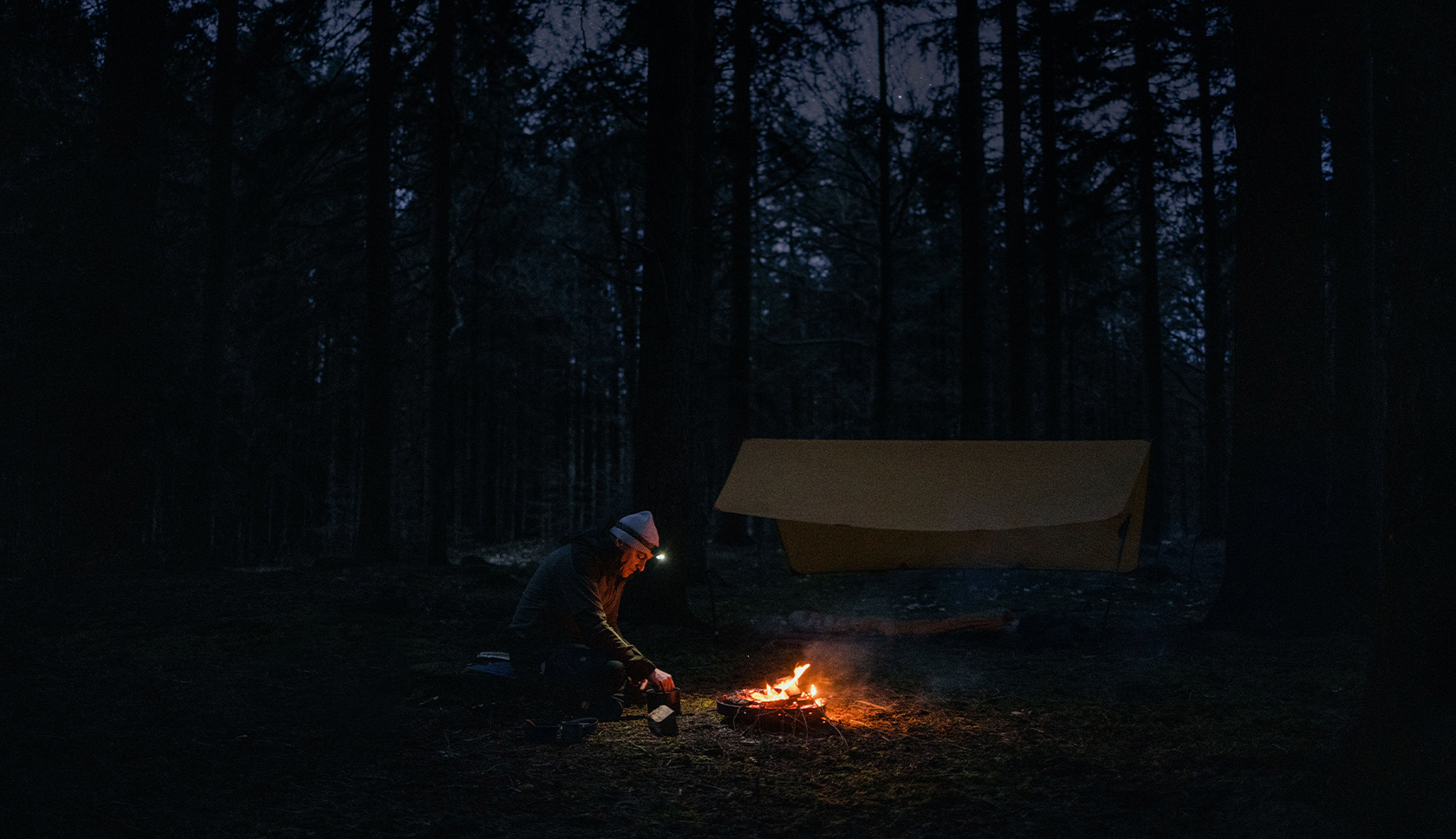 bushcrafter in het donker