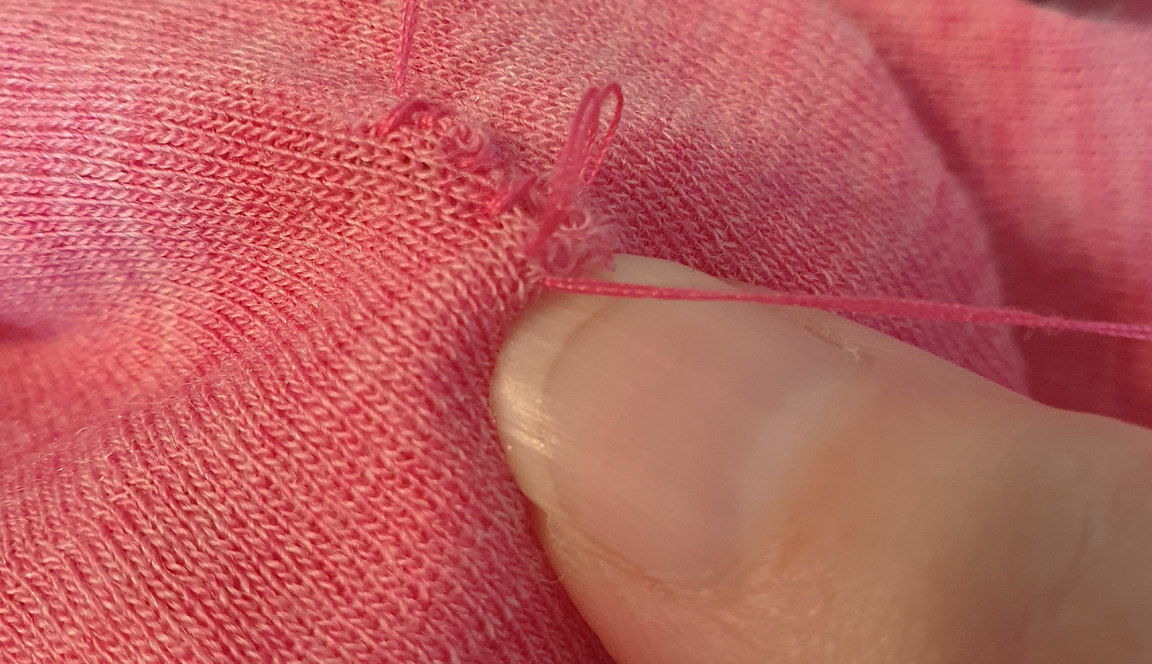 naaien van een merinowollenkledingstuk