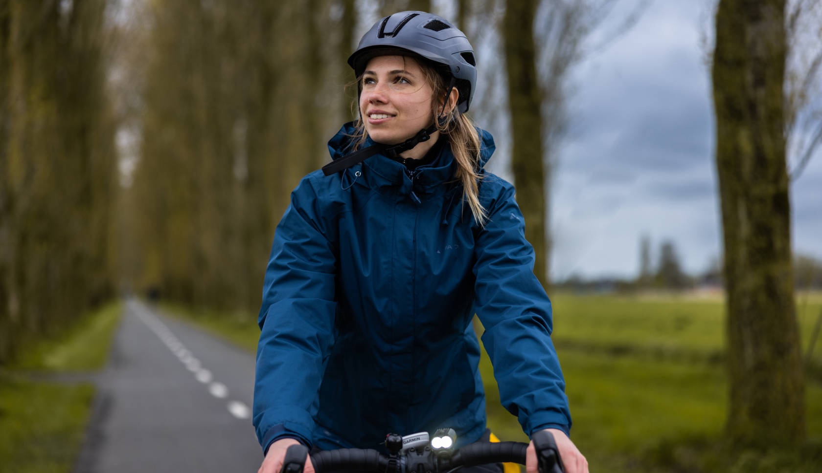 vrouw fietst door platteland