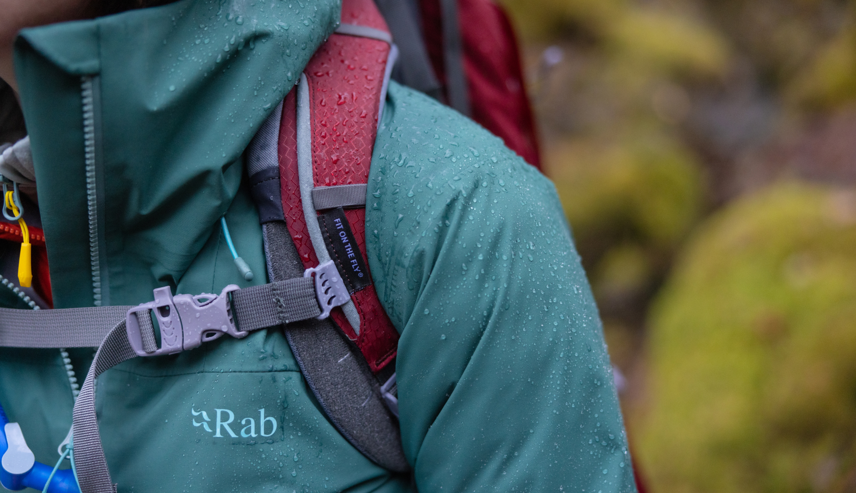 hiker in waterdichte jas van rab