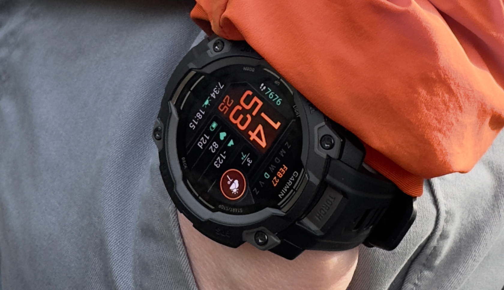 Hand in zak met een digitaal horloge om de pols