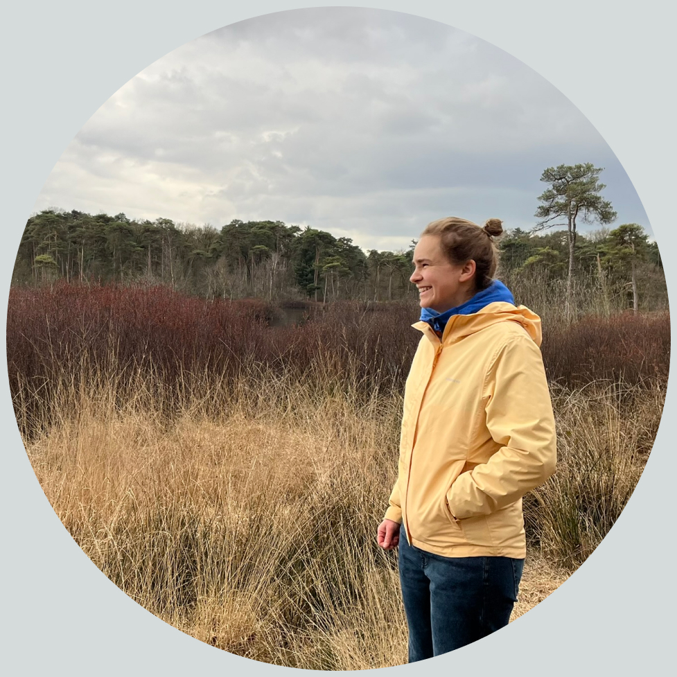 Een vrouw staat in de natuur