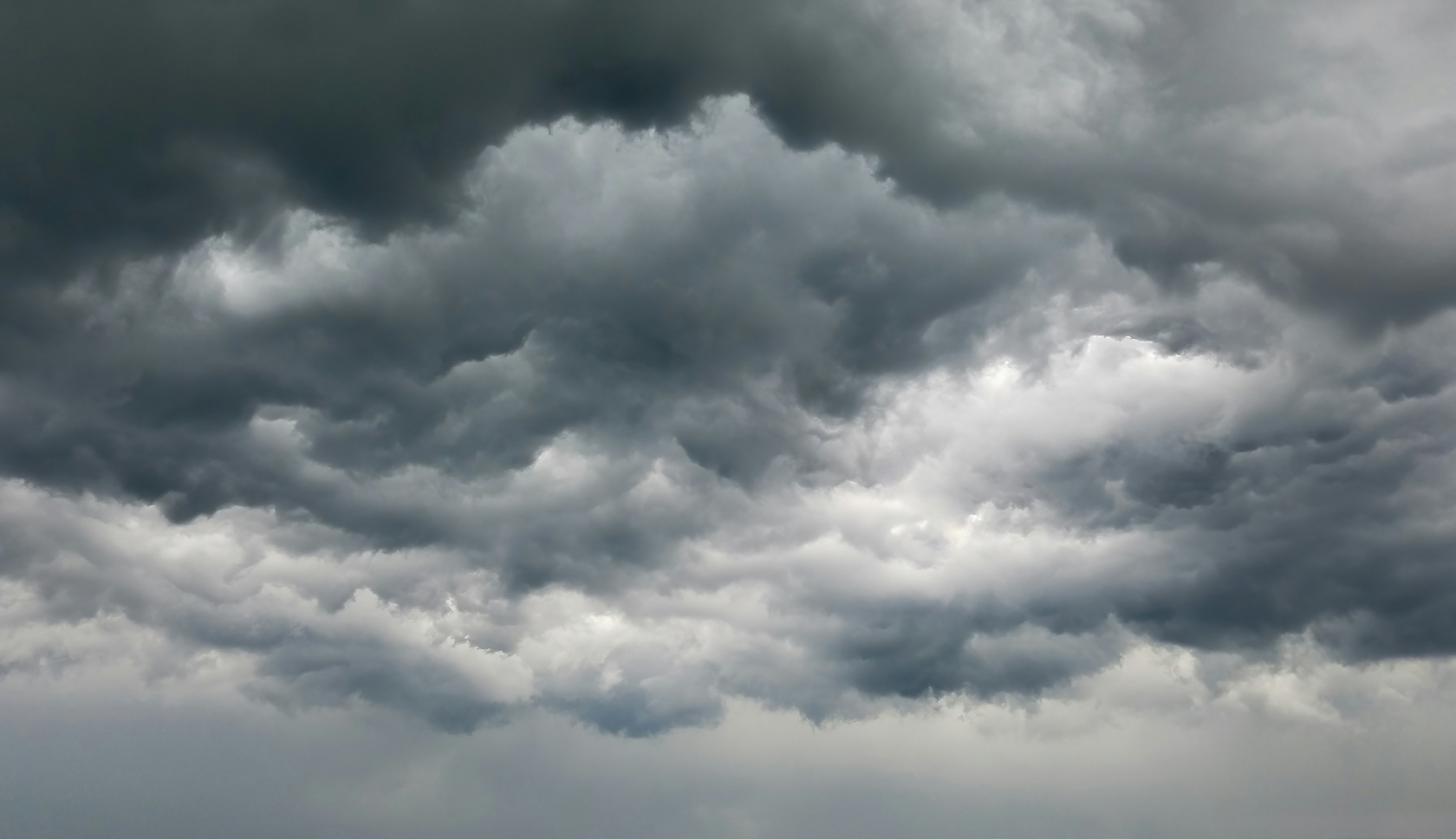Een donker wolkenveld