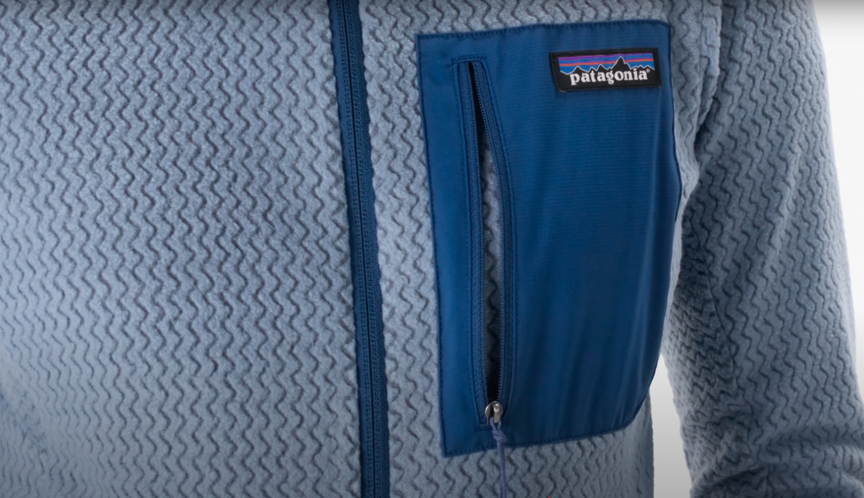 Detail van de borstzak met rits op de Patagonia R1 Air Fleece