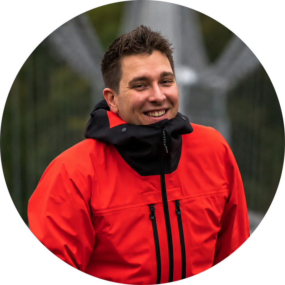 Buitenexpert Sander staat op een brug