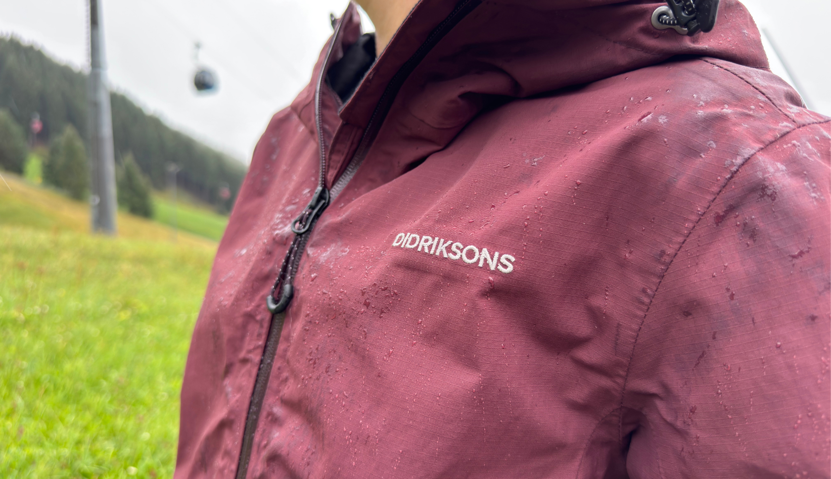 Close up van de stof en het logo van Didriksons op de jas