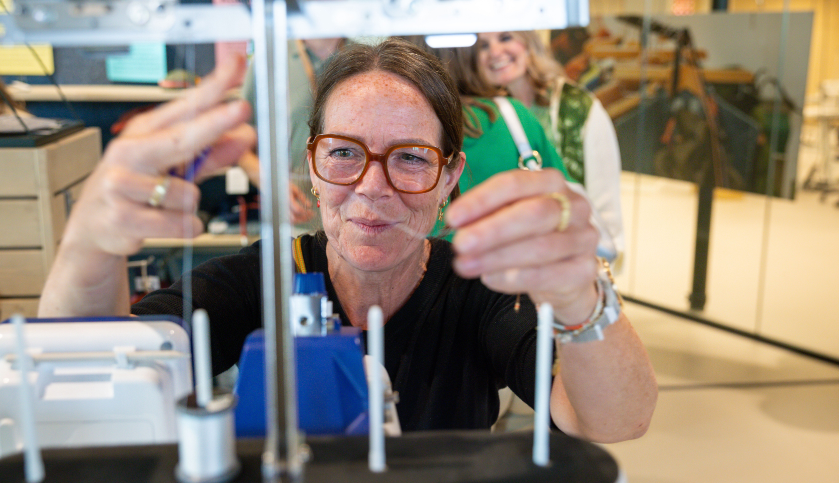 Reparatie-expert Caroline werkt achter een naaimachine in het atelier van Bever