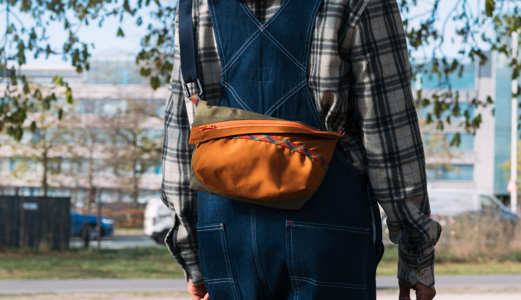 persoon met een tas van cotopaxi op zijn rug