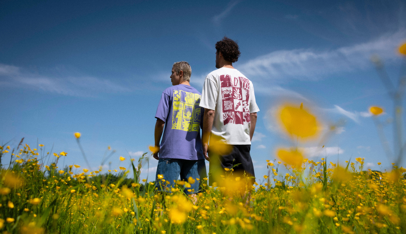 twee mannen in t-shirts van buitenmens