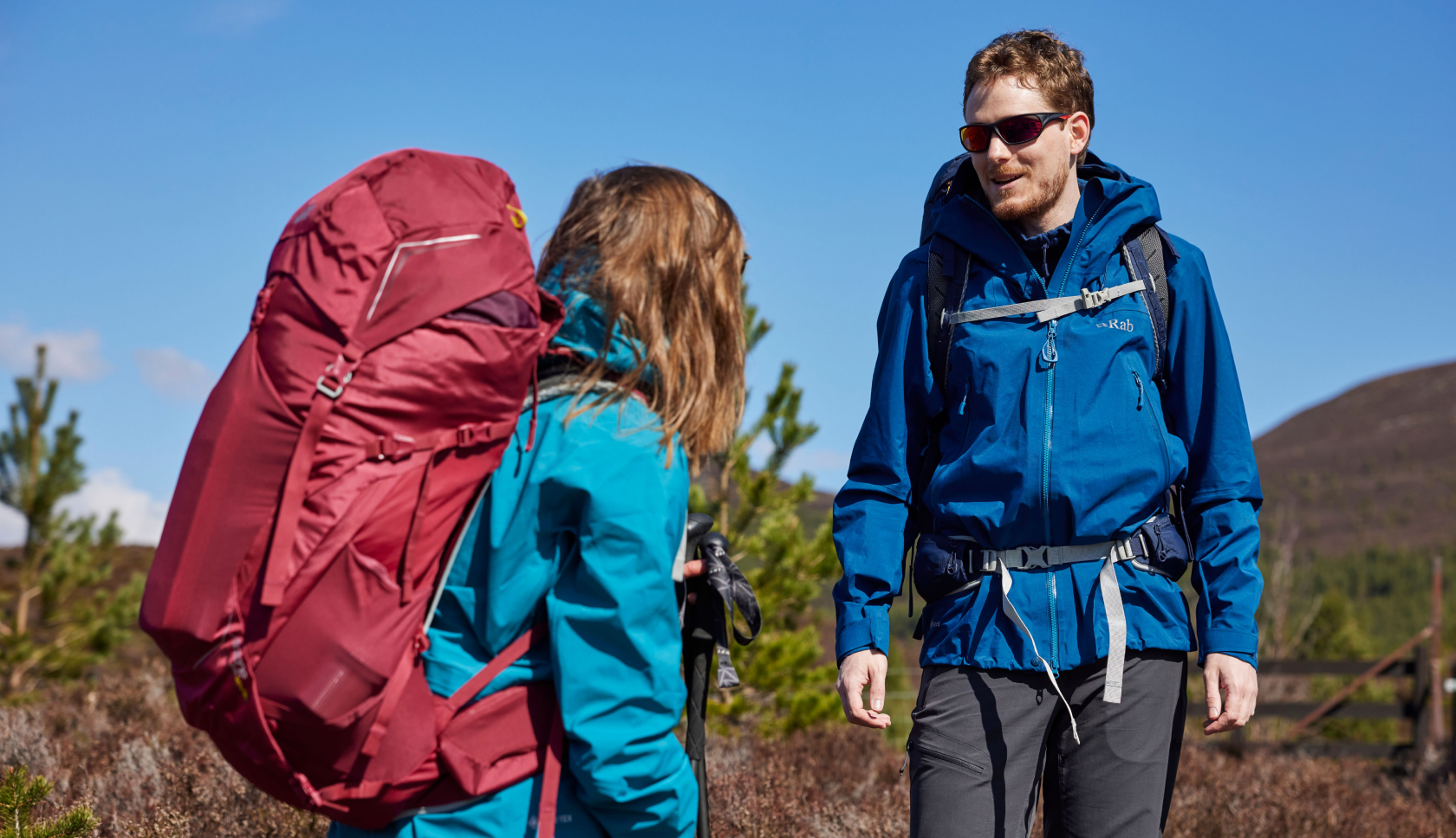 twee hikers in kleding van rab