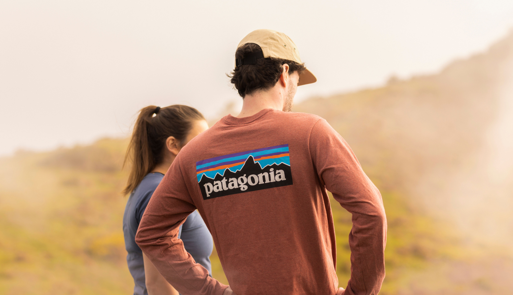 twee mensen in kleding van patagonia staan op een zonnige berg
