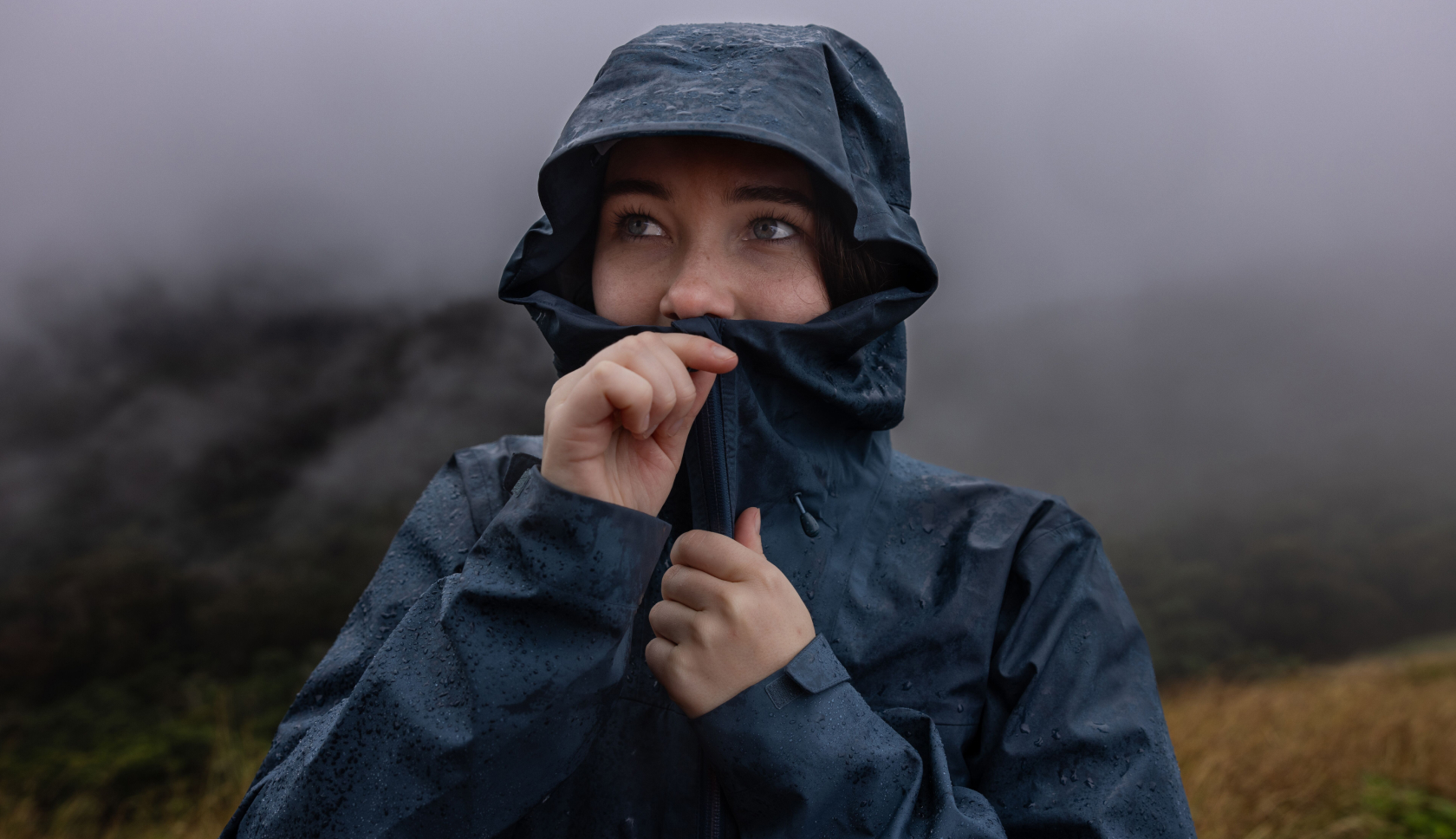 vrouw ritst waterdichte hardshell dicht