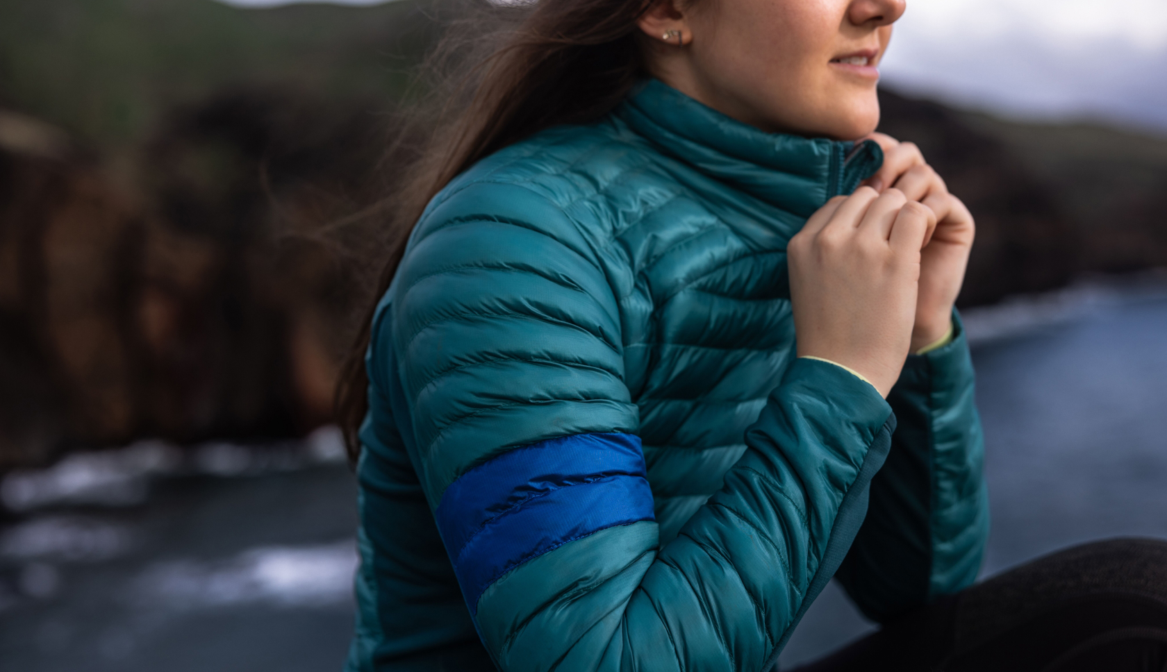 vrouw in blauwe donsjas