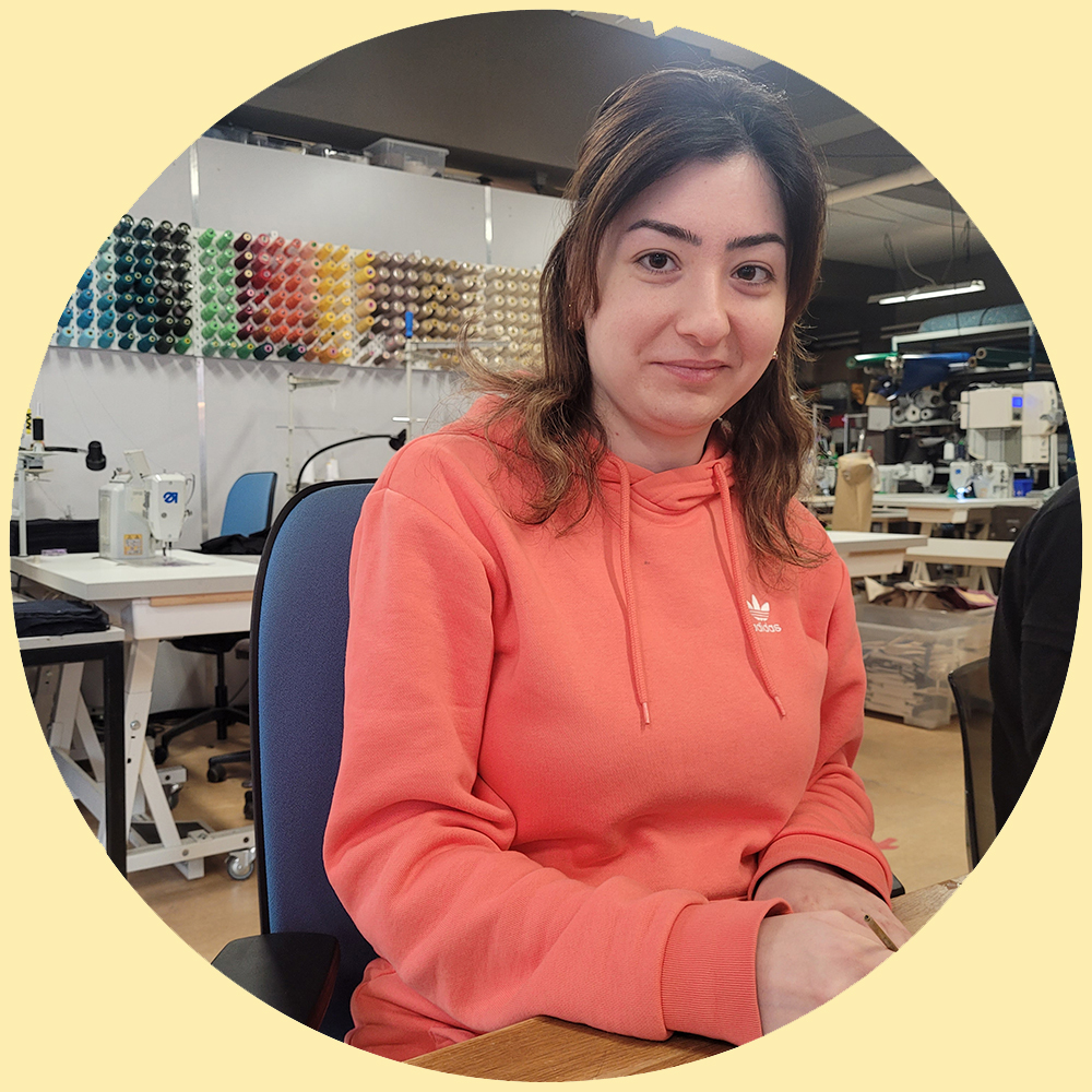 Sabina, medewerker in atelier Fraenck, werkt aan Buitenmens-reisaccessoires 