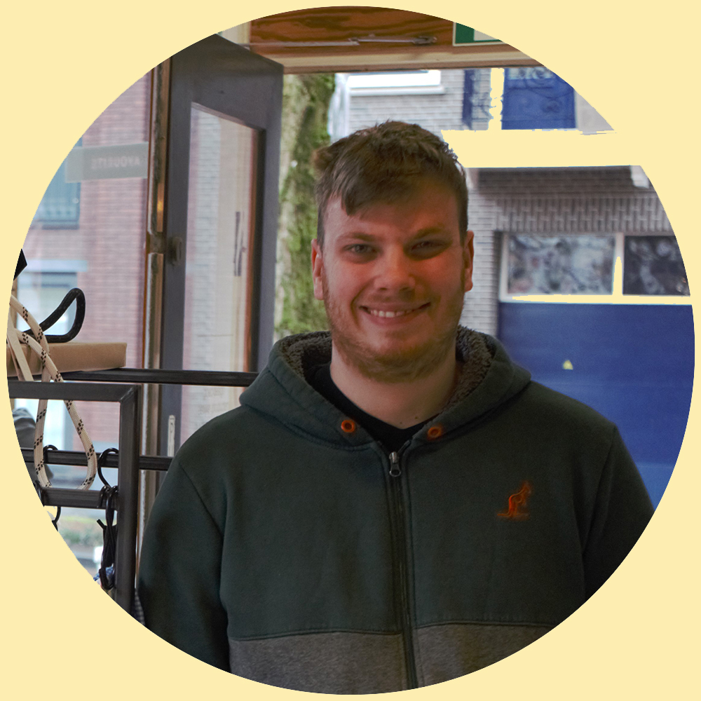 Tom, medewerker in atelier Fraenck, werkt aan Buitenmens-reisaccessoires 