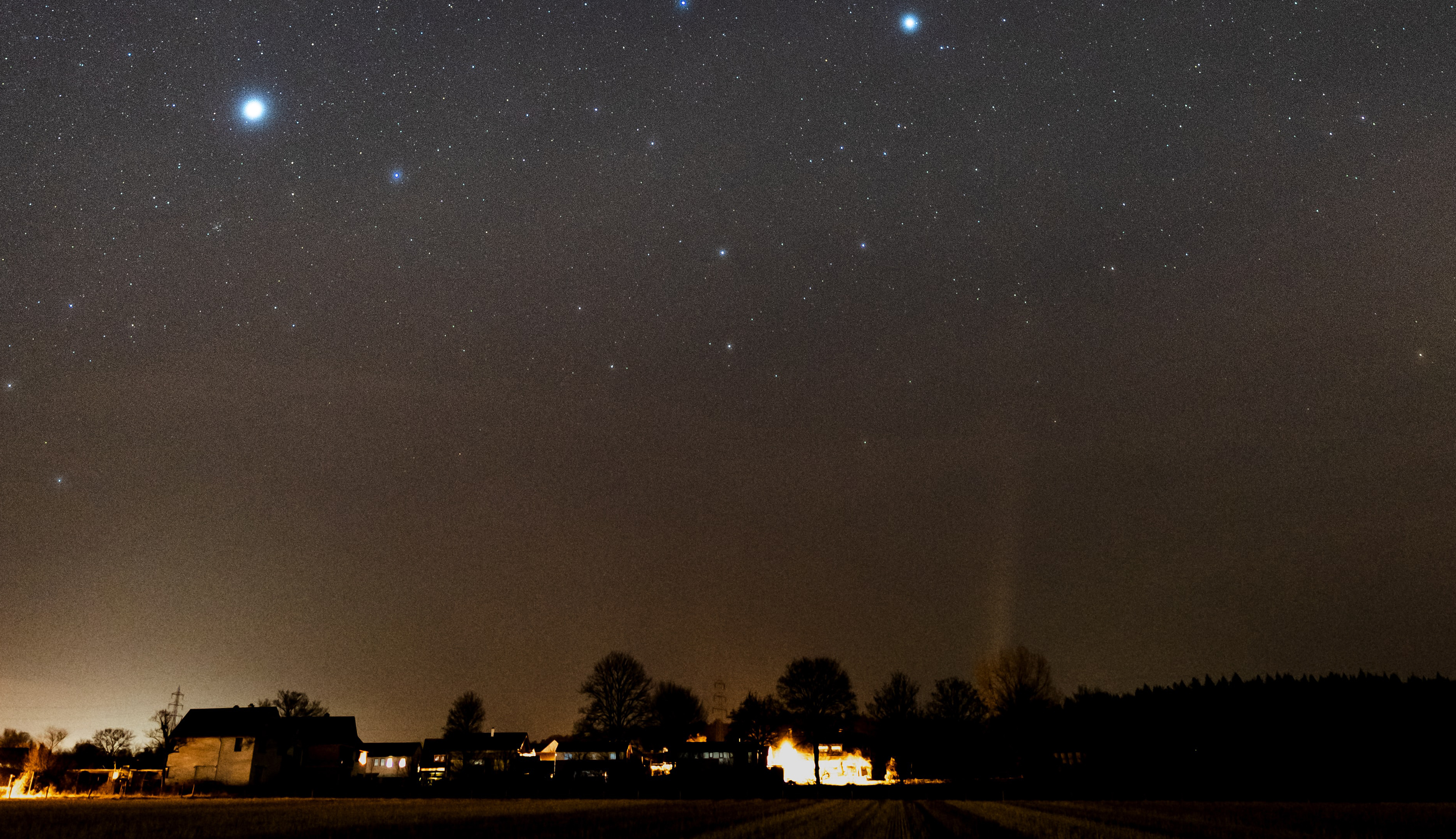 sterrenhemel en huisjes in de verte