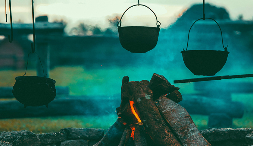 dutch ovens  hangen boven het kampvuur