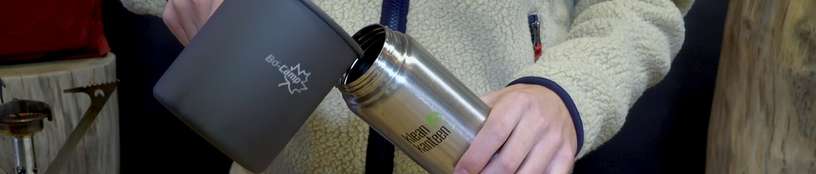 Iemand giet warm water in een waterfles