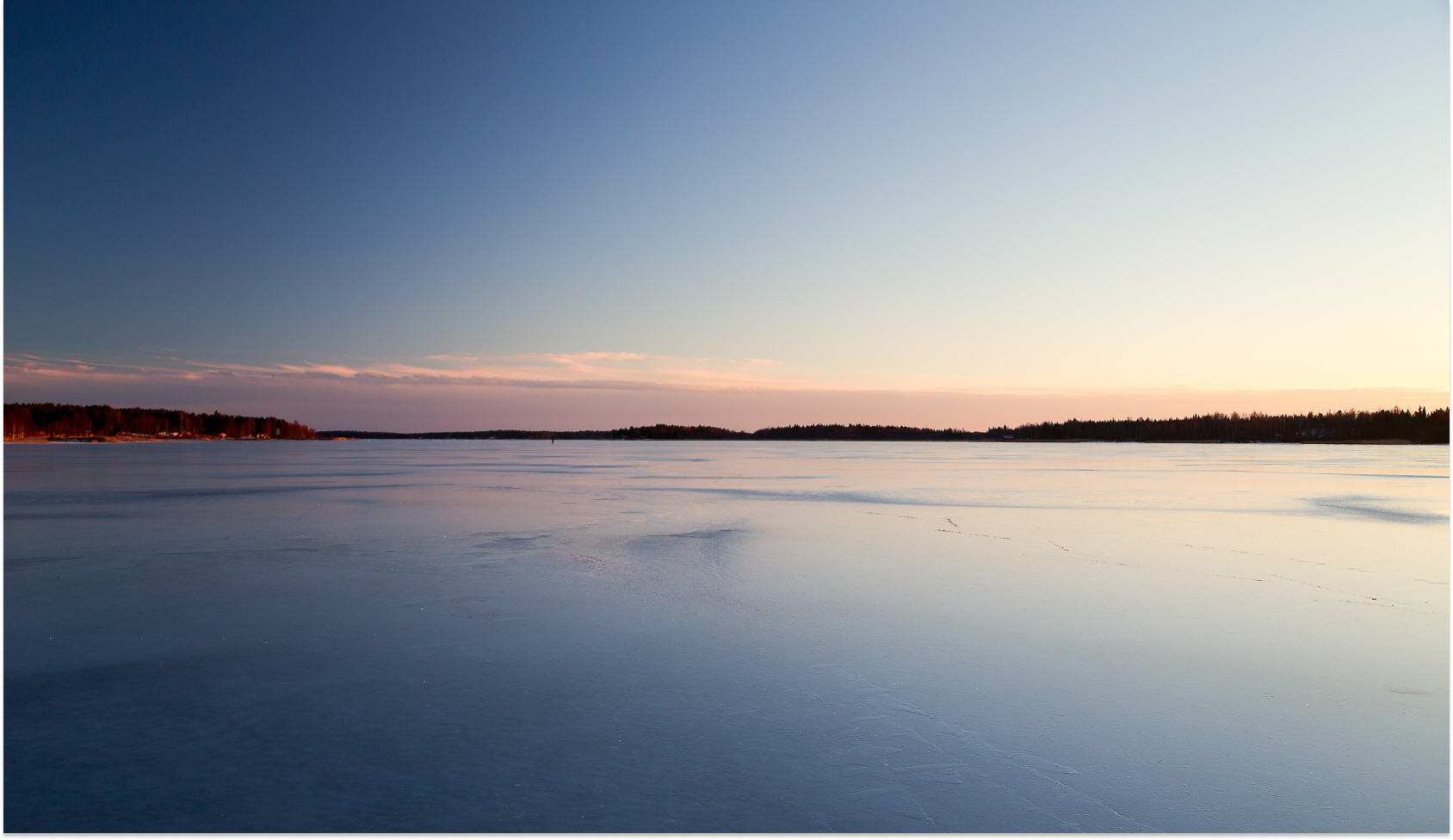 zonsopgang over uitgestrekt natuurijs