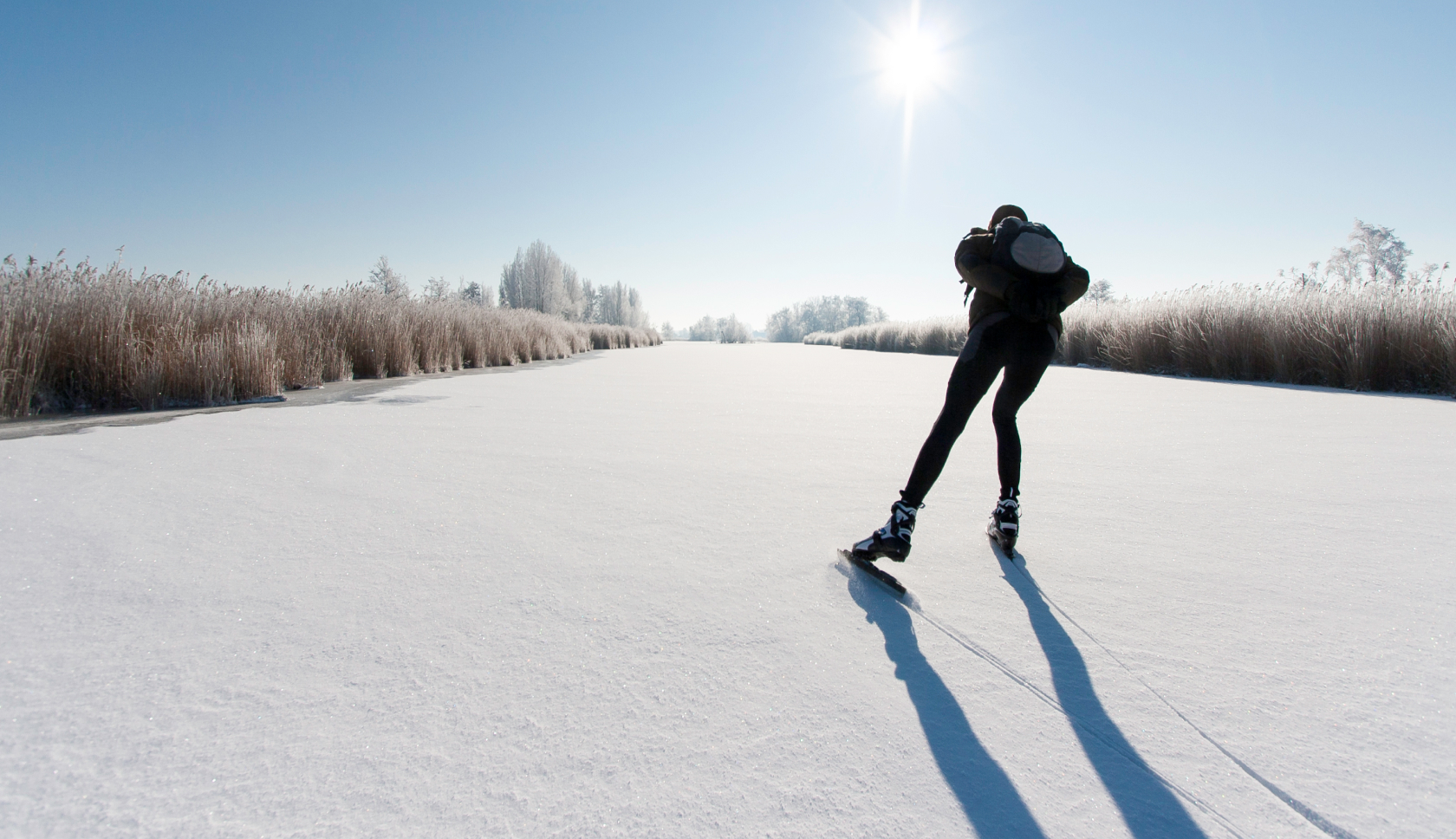 schaatser schaats op natuurijs