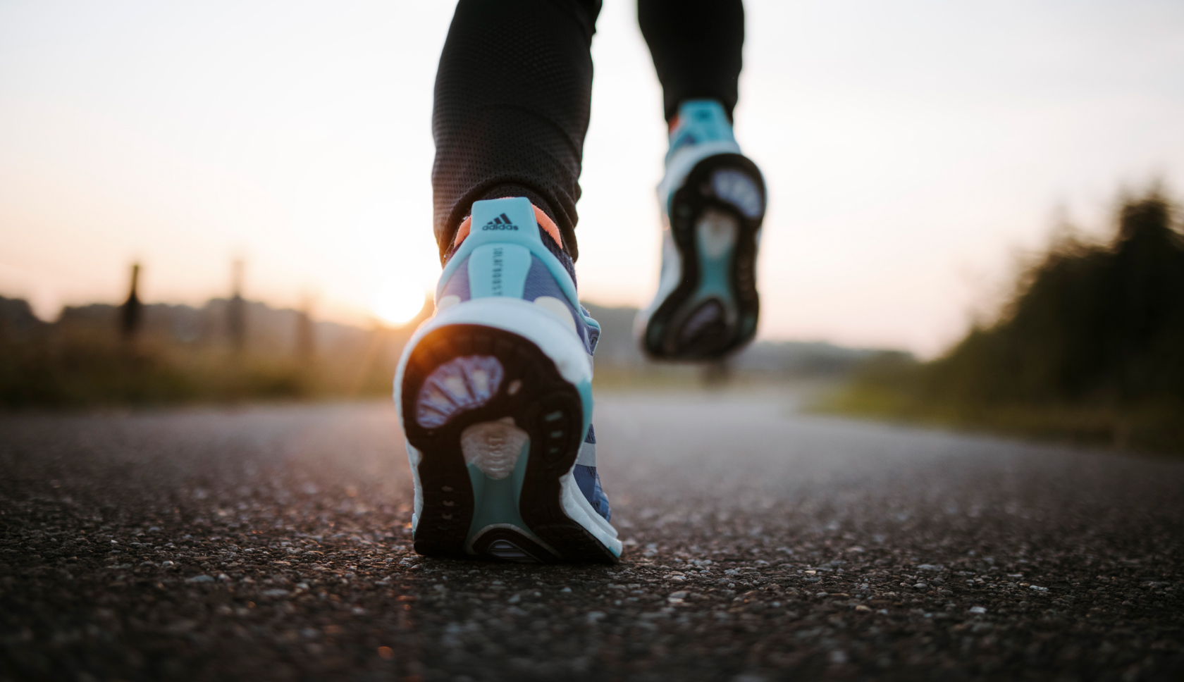 Hardloopschoenen op een geasfalteerde weg