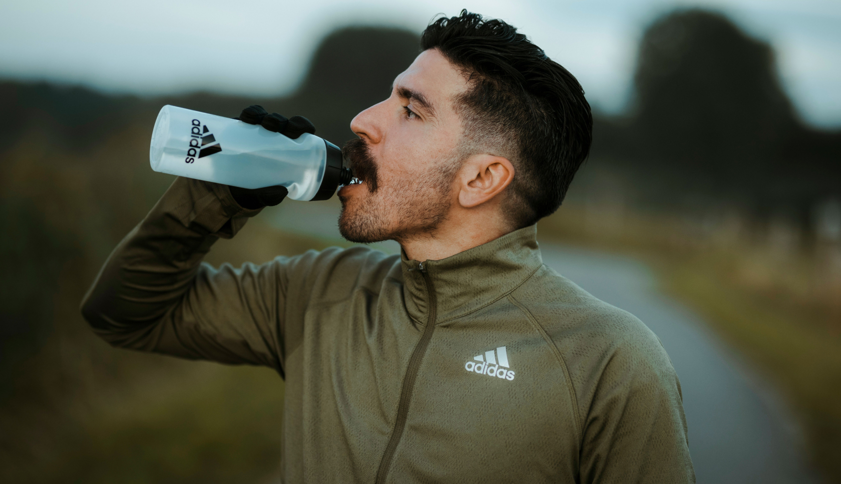 Goed drinken tijdens hardlopen: hardloper drinkt water uit een bidon