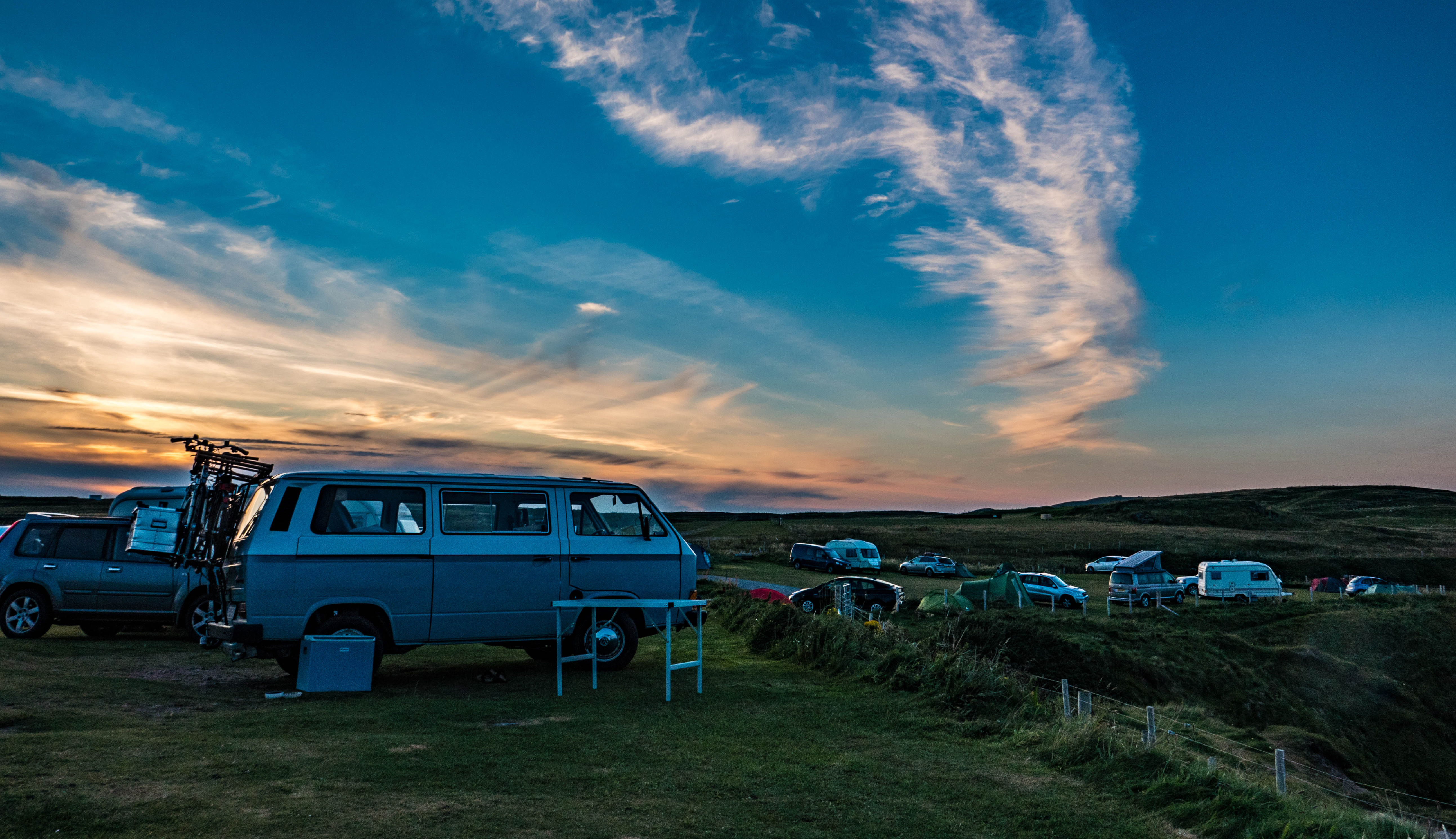 oud volkswagenbusje op een camping