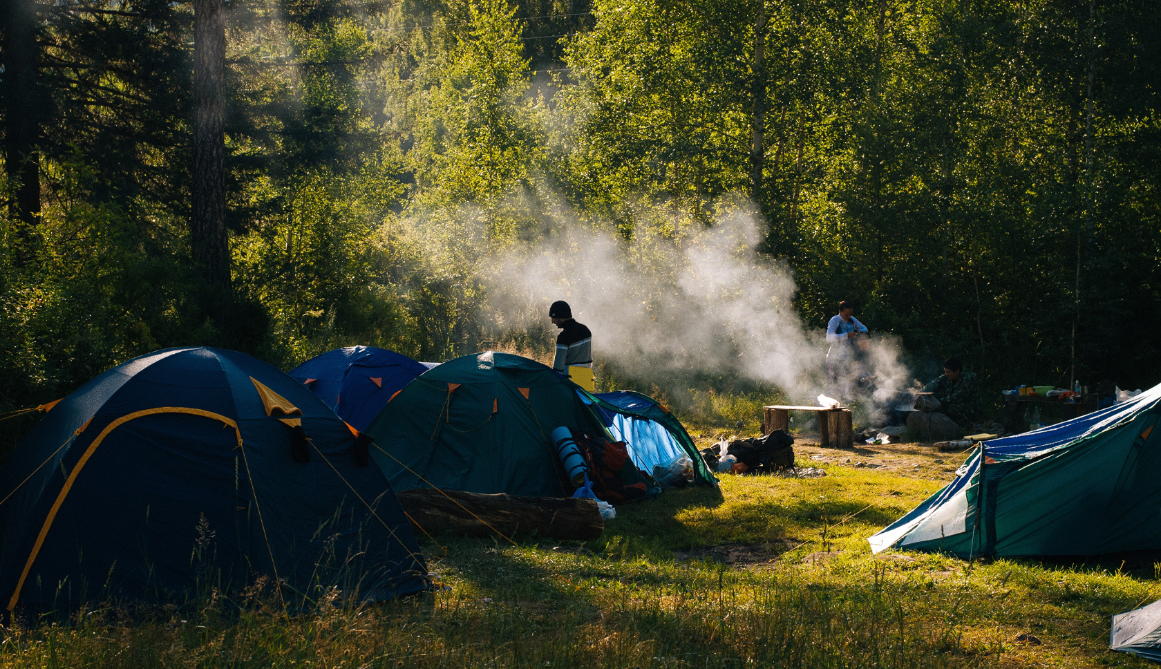 tenten staan gezamenlijk op natuurcamping