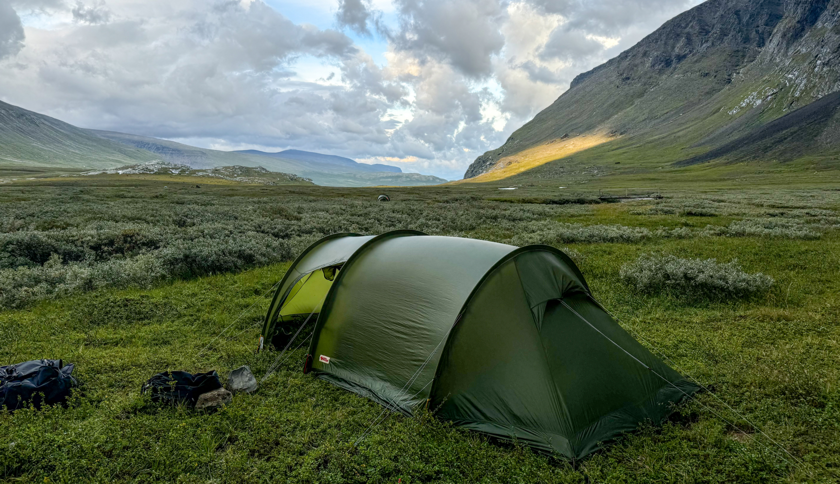 Een tent tussen Zweedse fjalls: wildkamperen in Zweden mag volgens allemansrätten