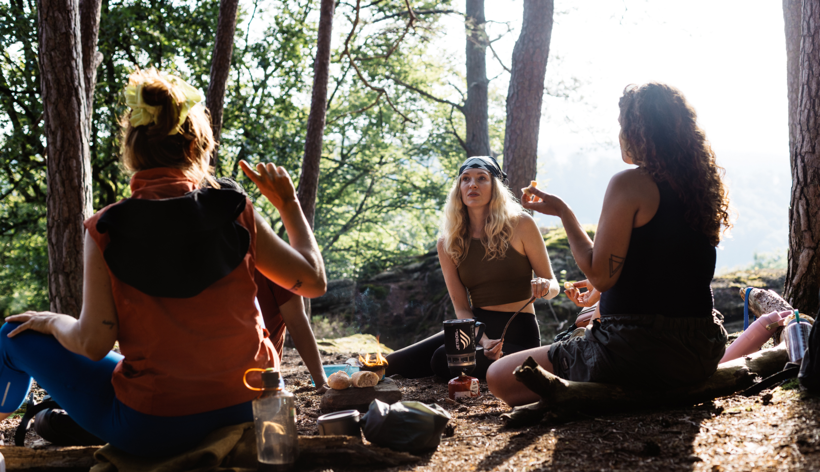 Een groep dames picknickt in het bos
